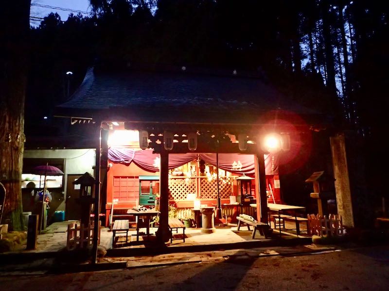 母公堂前に車を停める