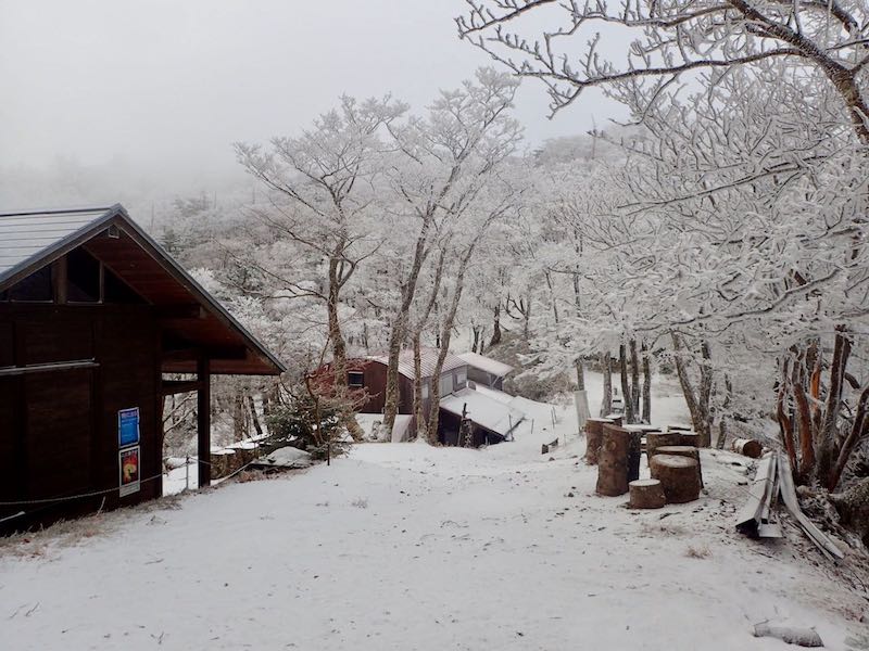 稲村小屋に着いた