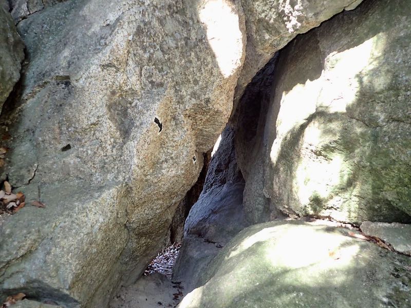 不動の押し分け岩には岩の裂け目を通る