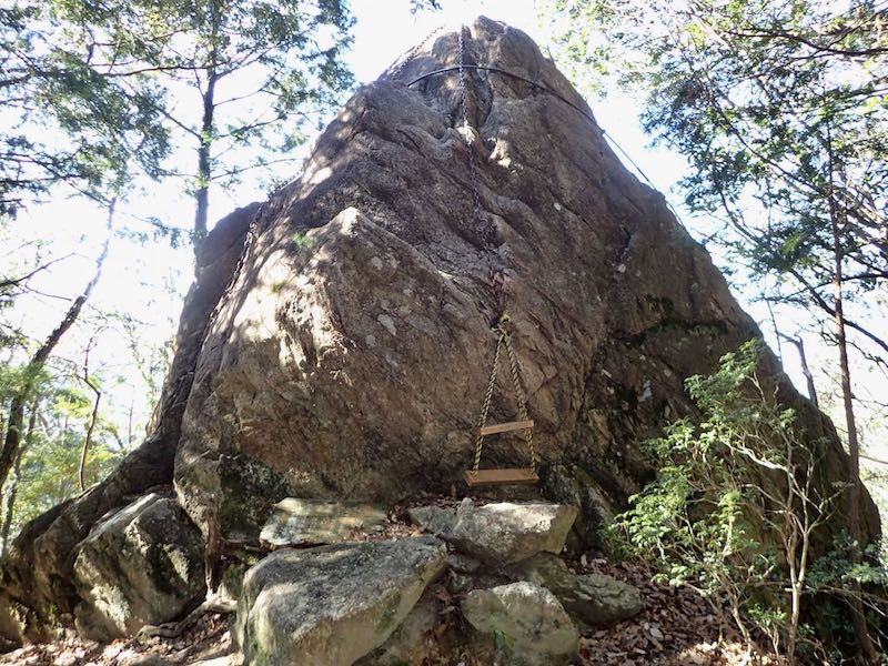 平等岩は鉄の棒がぐるりと回されている