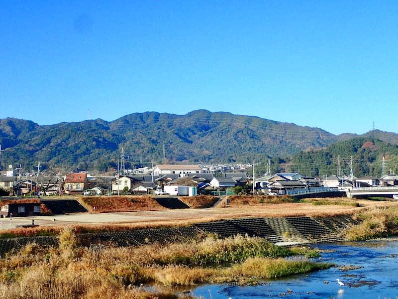滋賀・飯道山で行場めぐり 駅から駅へ日帰りハイク