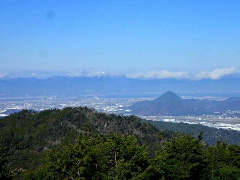 比良山系の武奈ヶ岳と、近江富士こと三上山