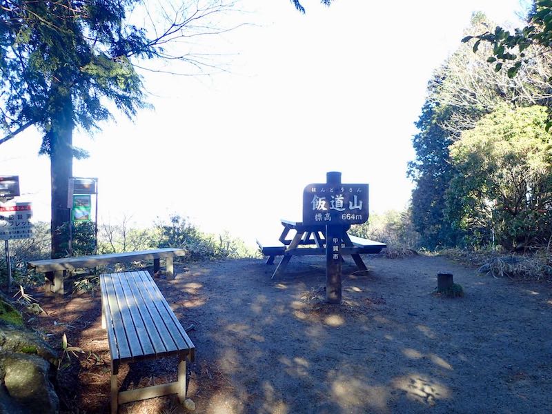 頂上は琵琶湖側の眺めがいい