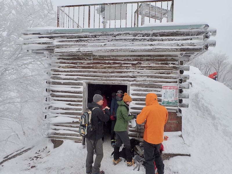 避難小屋は超満員だった