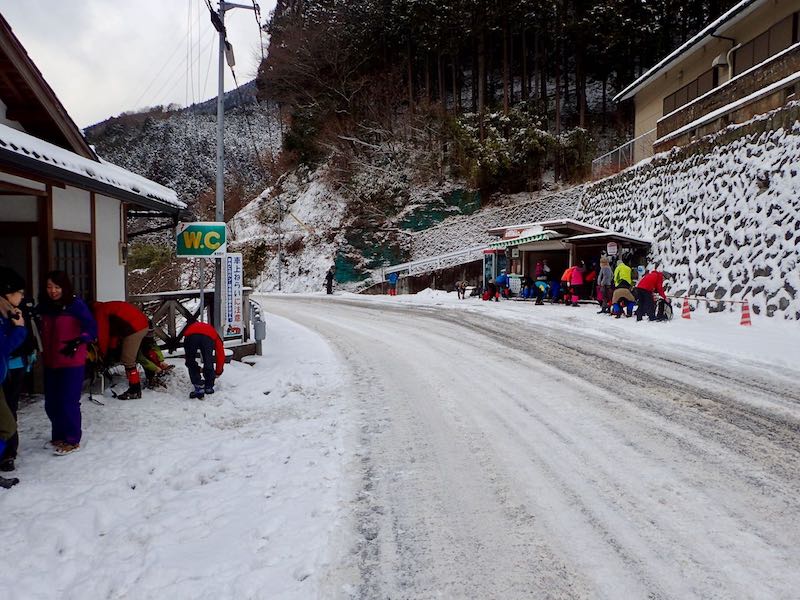 霧氷バスで高見登山口(杉谷)へ