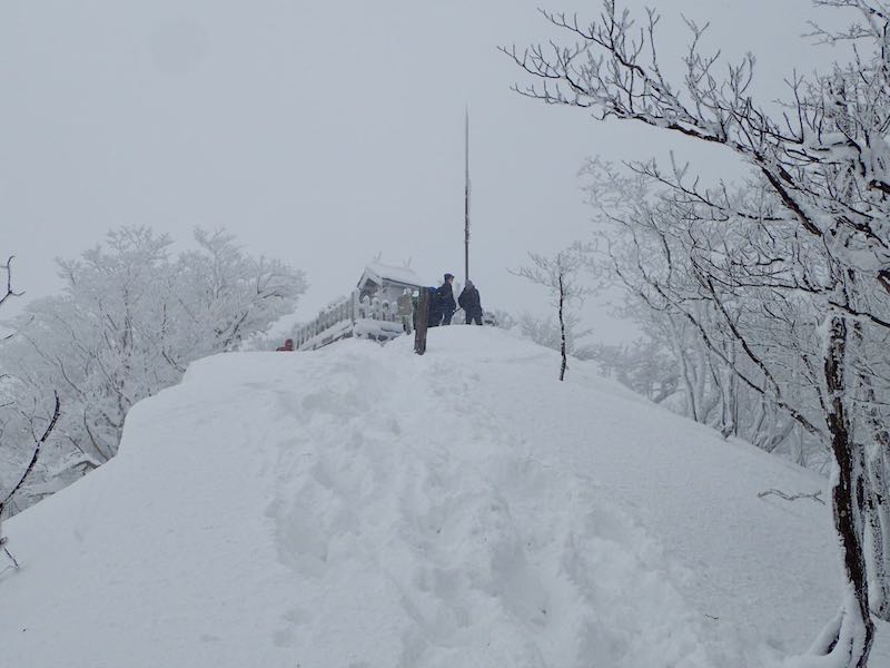 高見山の頂上は人でいっぱいだった