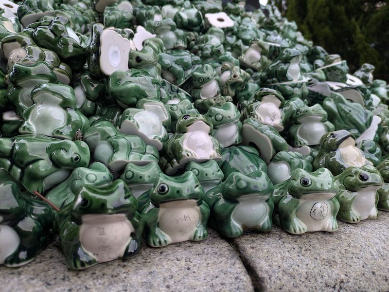 お地蔵さんの下にはなぜかカエルの置物が…