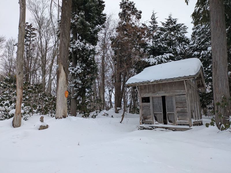 お堂に到着、カップラーメンを食べる