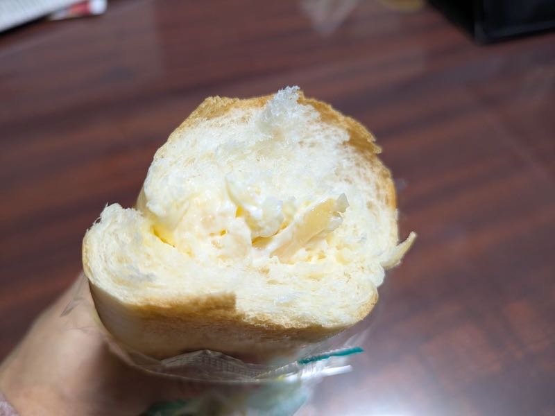 サラダパンはたくあん漬けがポリポリとした食感