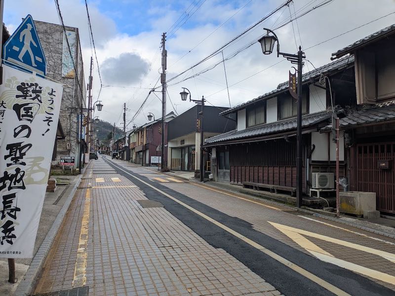 木之本地蔵院への道を上がる