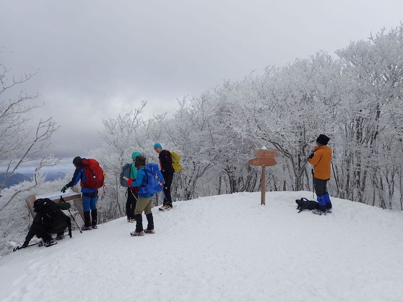 三峰山の頂上は賑わっている