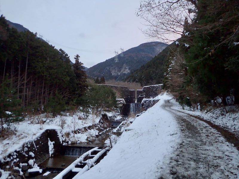 駐車場から川沿いの道を歩く