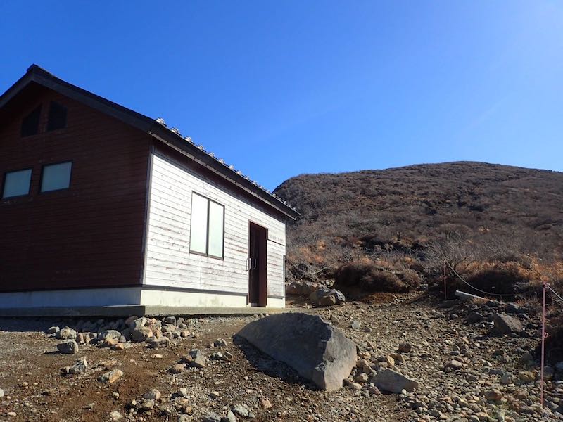 5合目には避難小屋あり