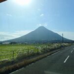 バスの車窓から開聞岳