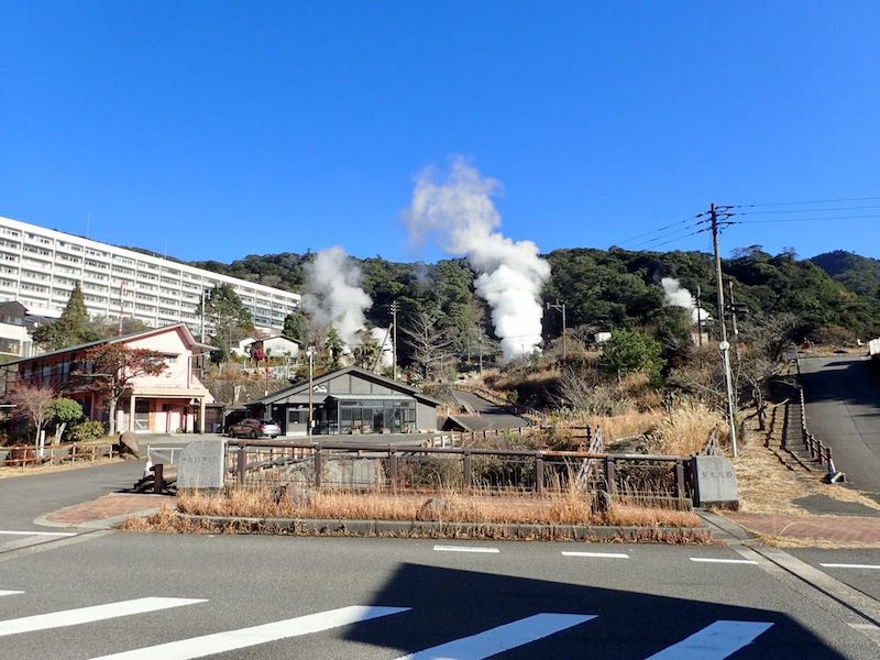 丸山は湯けむりが立ち上る