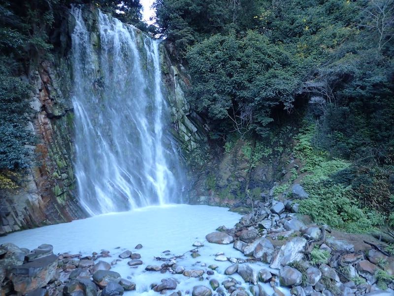 丸山滝は温泉で真っ白