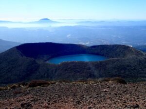 大浪池の向こうに桜島、開聞岳