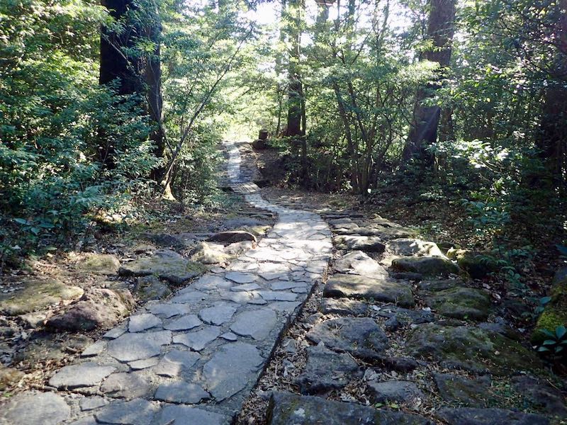 大浪池休憩所からは庭園にありそうな石畳風の道