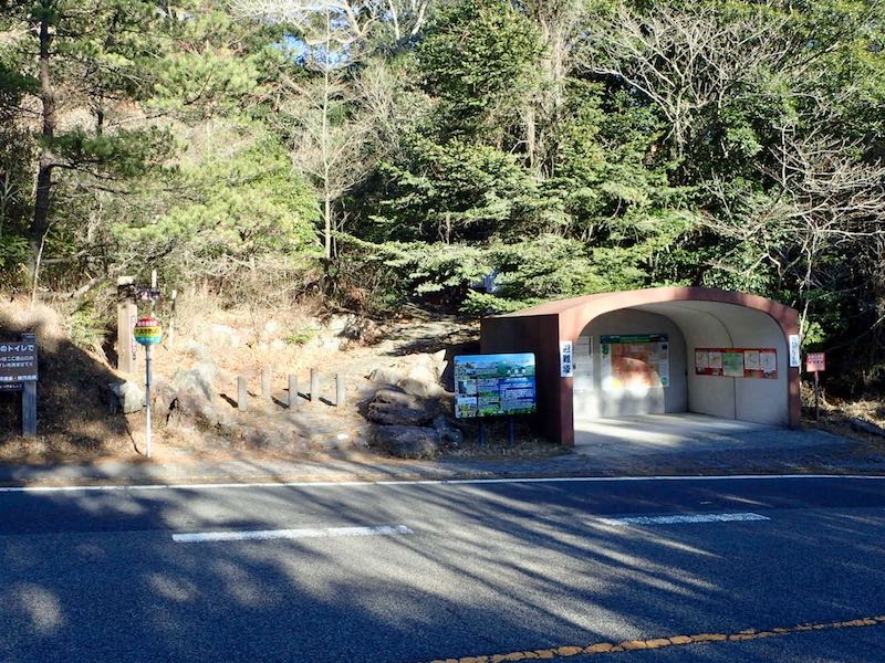 大浪池登山口にはシェルターがある