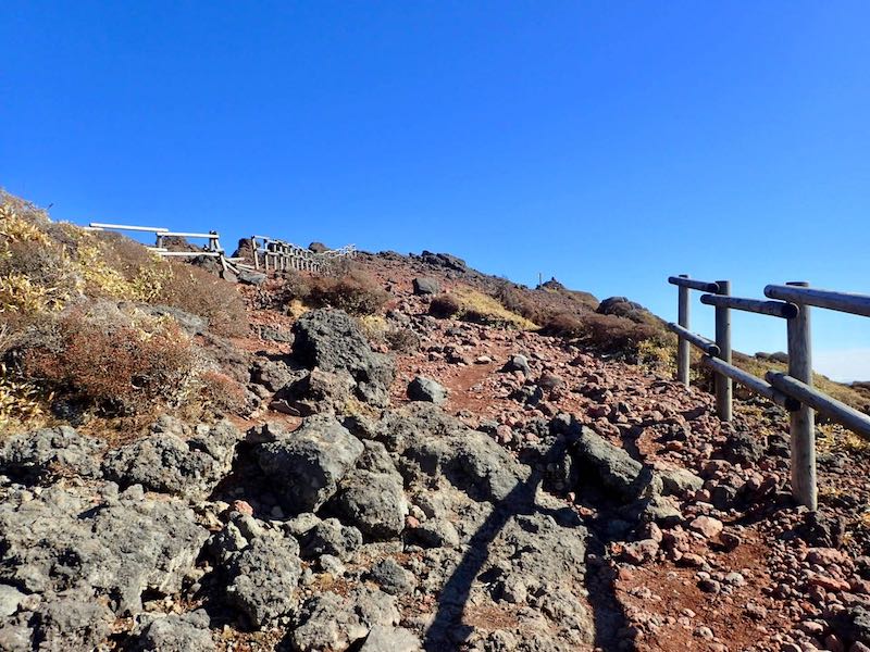 尾根上の道を緩やかに登る