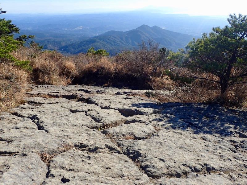 時々、柱状節理の岩場が出てくる