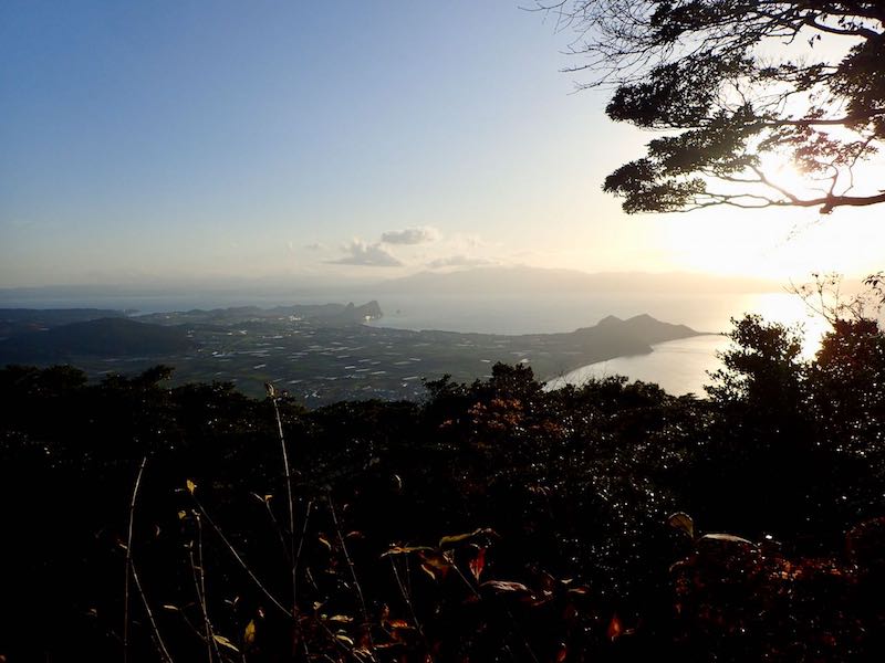 赤水鼻（左）と長崎鼻（右）遠くに大隈半島