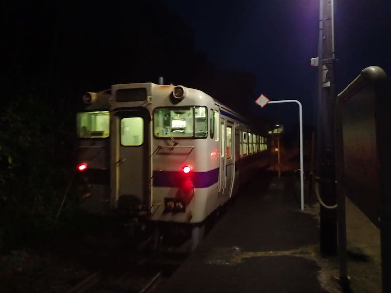 開聞駅に着いた。まだ真っ暗だ