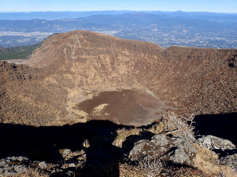 韓国岳の火口は直径900m、深さ300m