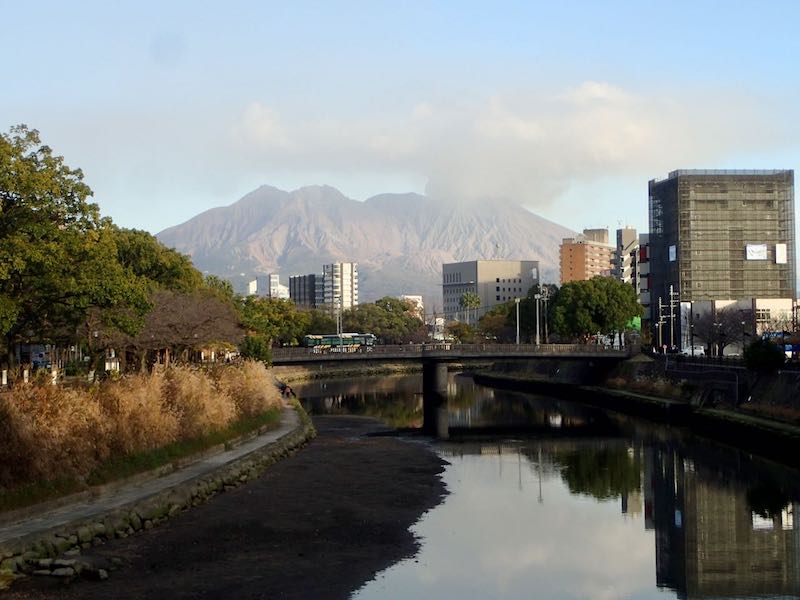 鹿児島市街から桜島が近い