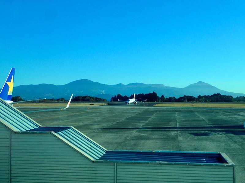 鹿児島空港に着くと霧島の山々の大展望