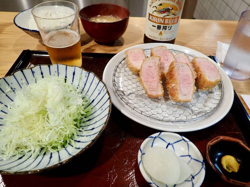 黒豚とんかつを食す