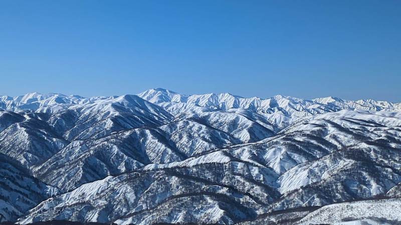 朝日連峰、飯豊などの山々