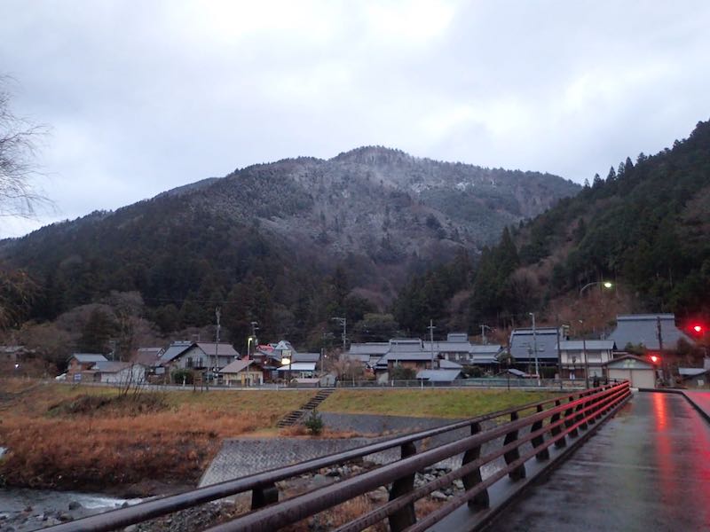 坊村から見上げたら上の方の木々が白かった