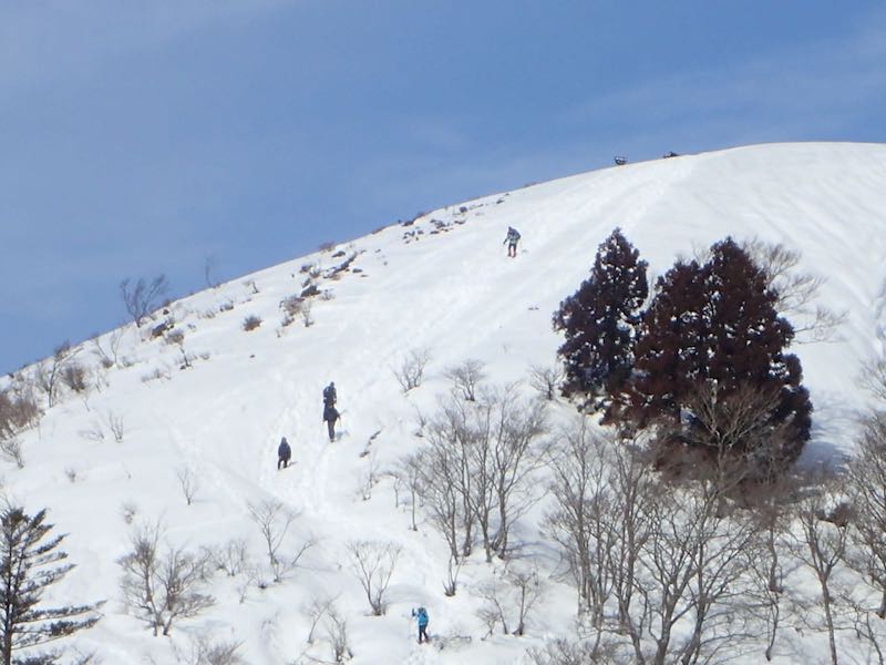 急斜面を登る登山者