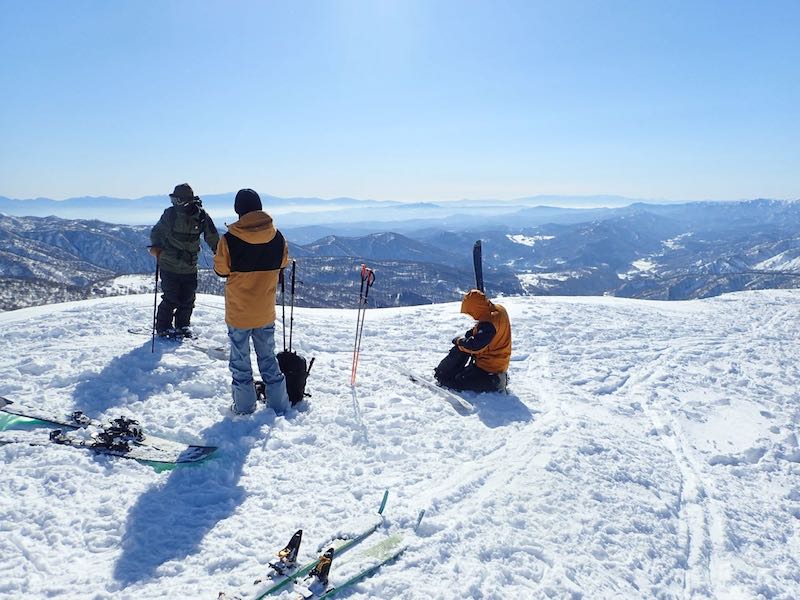 湯殿山頂上にはボーダーやスキーヤーがたくさん