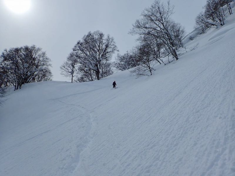 尾根から滑り出す