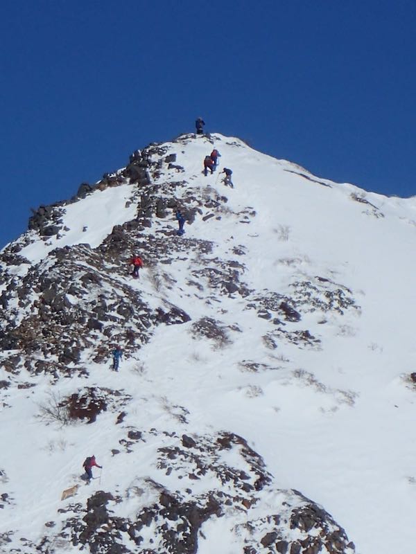 剣が峰に登る登山者