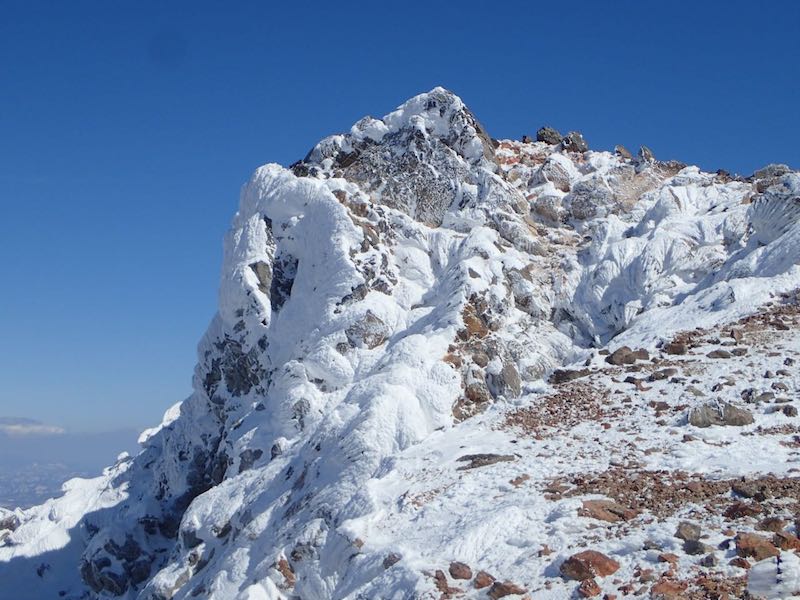 氷が張り付いている