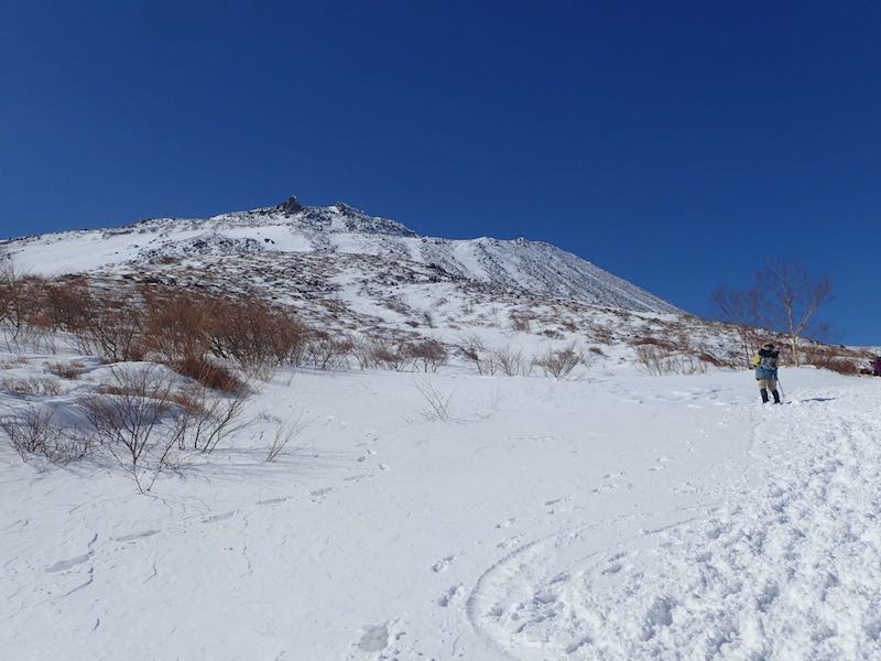茶臼岳の裾を右上していく