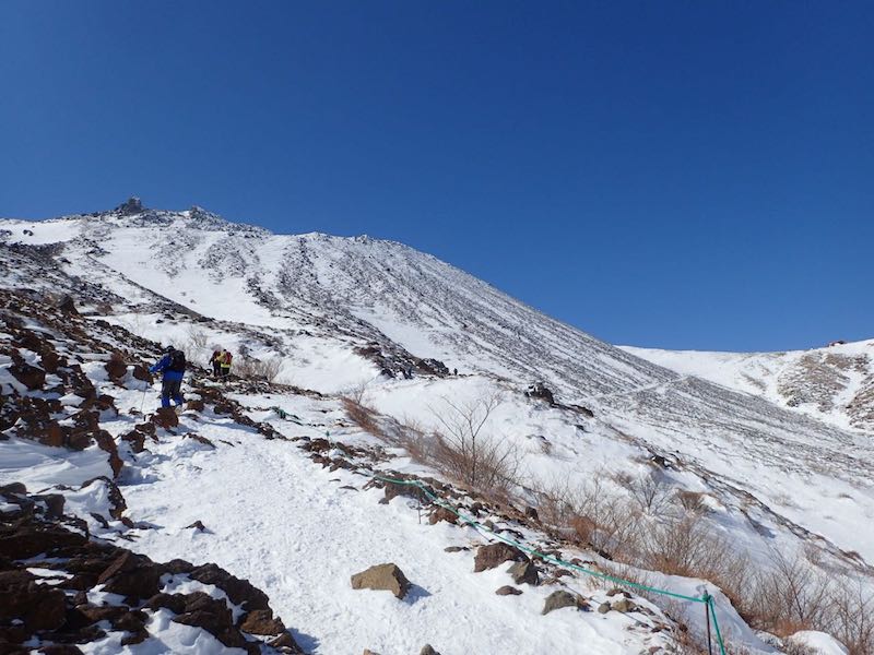 茶臼岳の裾を右上していく２