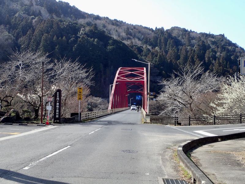月ヶ瀬橋には歩道なし