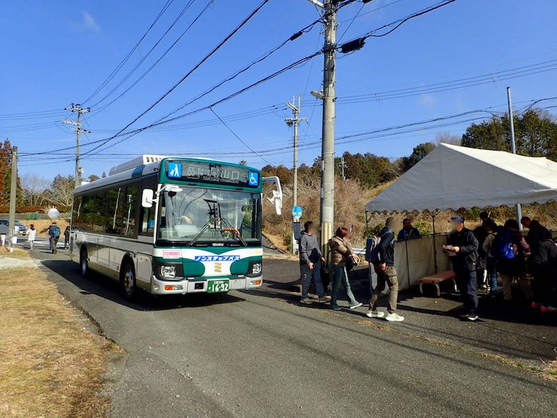 臨時バスに乗って尾山口で下車