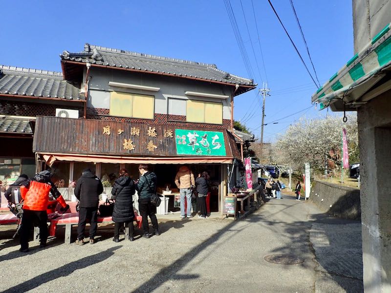 草餅など、帰りには行列ができていた