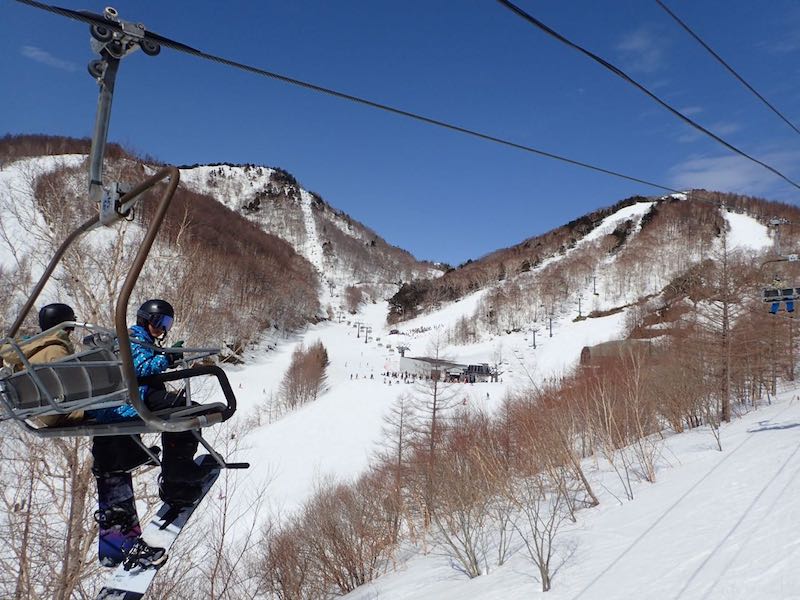 下りのリフトに乗る