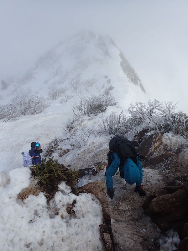 剣ヶ峰からの下りは短いが岩場あり