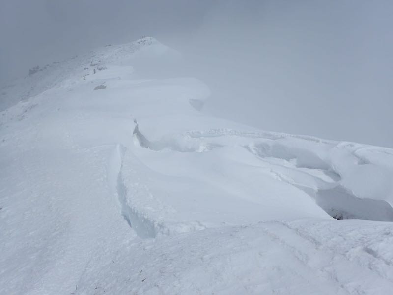オキの耳に向かうと雪庇が切れている