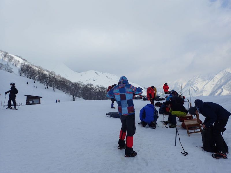 天神平駅の前は準備する人がいっぱい