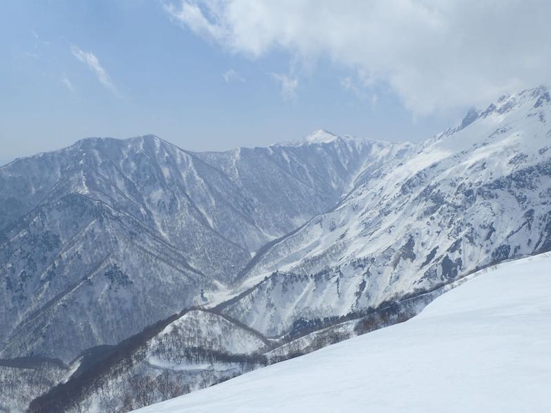 関越トンネルの空気穴が見えている